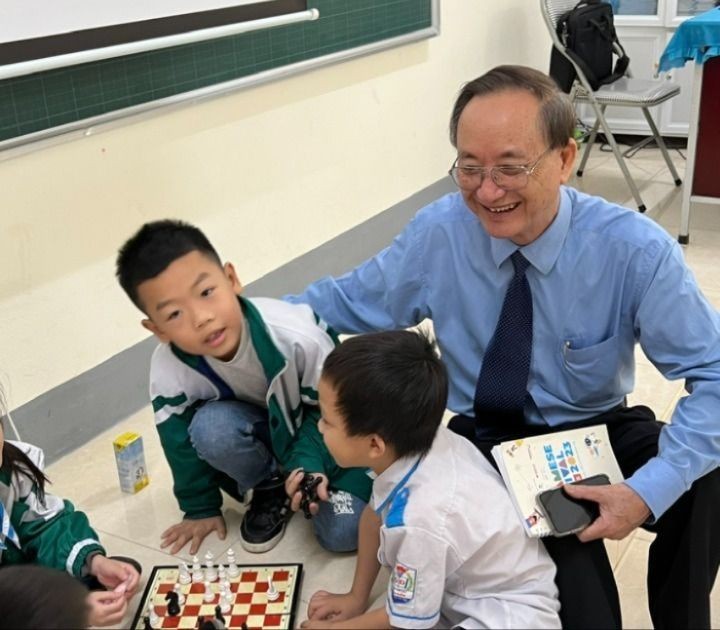 Tiến sĩ Đặng Tự Ân - Giám đốc Quỹ hỗ trợ đổi mới giáo dục phổ thông Việt Nam (VIGEF) trong buổi thăm các em học sinh tại một trường tiểu học (Ảnh: NVCC). z5126488032184_a2c540292709744c5232806272eb6d61.jpg