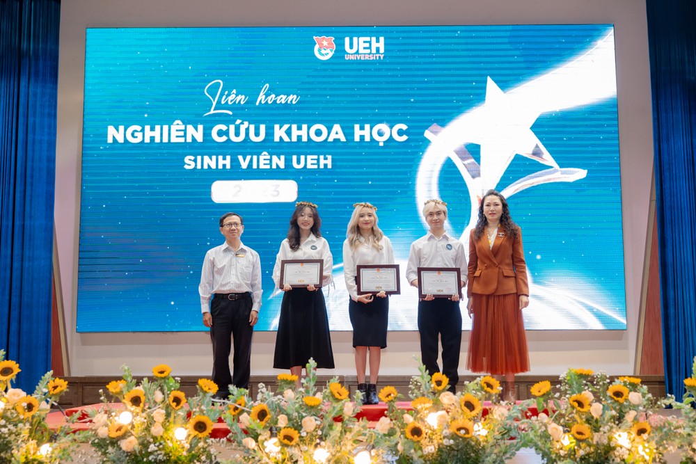 Nguyễn Bá Thiên Kim (đứng giữa) rất tích cực tham gia các hoạt động nghiên cứu khoa học ngay từ bậc cử nhân. Ảnh: NVCC. ZAN_4547.jpeg