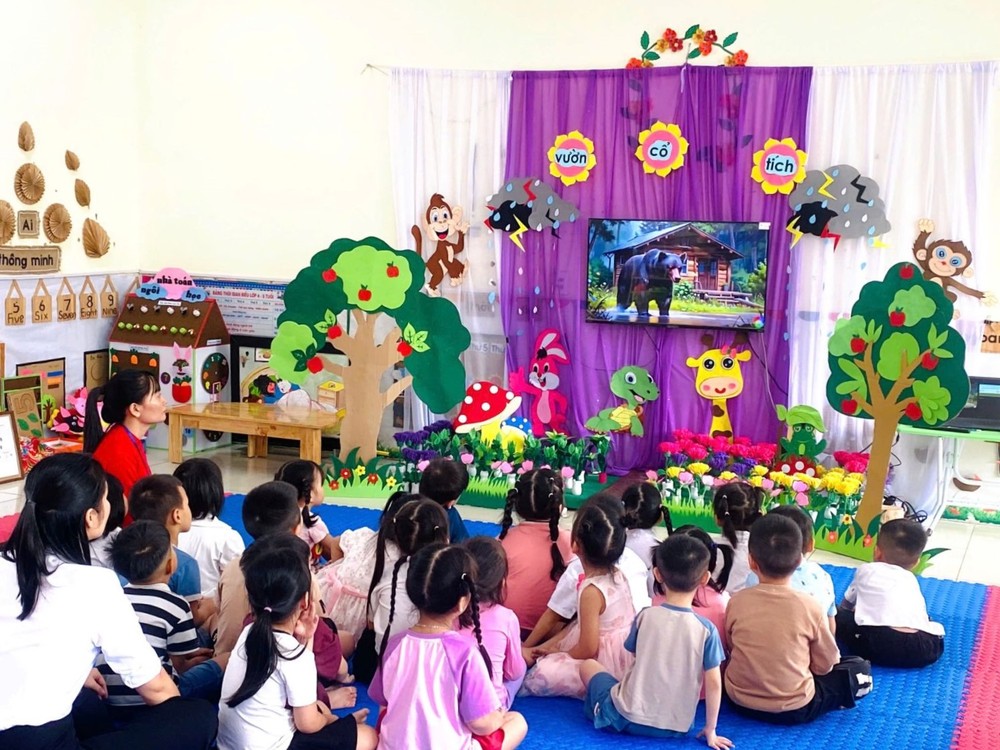 Học sinh Trường Mầm non Việt Tiến, Thị xã Việt Yên, tỉnh Bắc Giang trong giờ học. Ảnh: vietyen.bacgiang.gov.vn. 1732019243586_Tiết dạy bé làm quen văn học của cô giáo Nguyễn Thị Hồng lớp 4-5 tuổi B1.jpg
