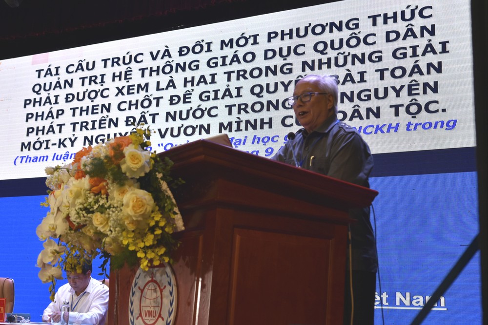 Tiến sĩ Lê Viết Khuyến – nguyên Phó Vụ trưởng Vụ Giáo dục Đại học, hiện là Phó Chủ tịch Hiệp hội Các trường đại học, cao đẳng Việt Nam trình bày báo cáo tại Hội thảo. _DSC0030.JPG