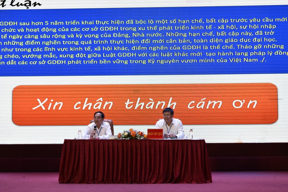 Tiến sĩ Nguyễn Văn Ngữ - Chủ tịch Hội đồng trường, Trường Đại học Hòa Bình (bên trái) và Phó Giáo sư, Tiến sĩ Nguyễn Quang Ngạn – Chủ tịch Hội đồng trường, Trường Đại học Quy Nhơn (bên phải) làm chủ tọa ở phiên thứ 2. Ảnh: Trà My _DSC0039.JPG