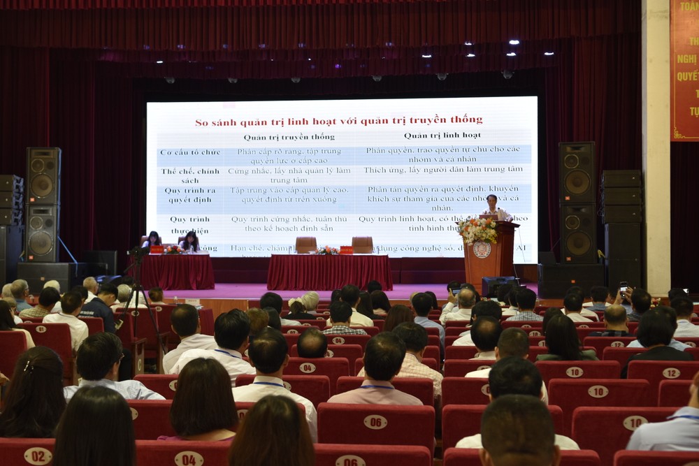Tiến sĩ khoa học Phạm Đỗ Nhật Tiến nhấn mạnh về tầm quan trọng của mô hình quản trị linh hoạt đối với giáo dục đại học . Ảnh: Trà My. _DSC0574.JPG