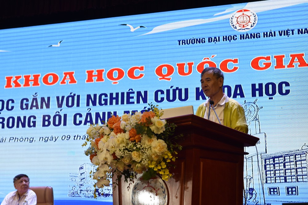 Tiến sĩ Lê Trường Tùng – Chủ tịch Hội đồng trường Trường Đại học FPT, Phó Chủ tịch Hiệp hội Các trường đại học, cao đẳng Việt Nam chia sẻ ý kiến tại Hội thảo. Ảnh: Trà My _DSC0600.JPG