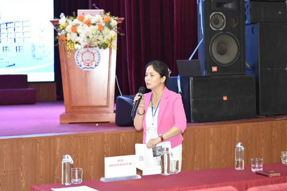Tiến sĩ Nguyễn Minh Huyền Trang, công tác tại Đại học Quốc gia Thành phố Hồ Chí Minh đã trình bày tham luận về quốc tế hóa quản trị đại học gắn với nghiên cứu khoa học trong bối cảnh mới. Ảnh: Thúy Hiền _DSC0696.JPG