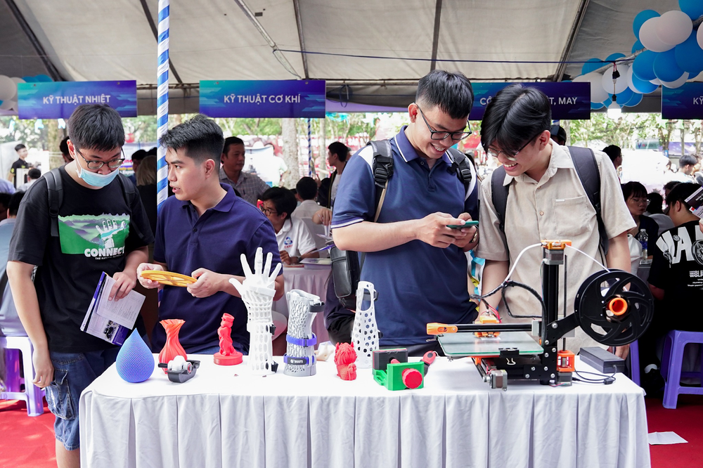 Sinh viên Trường Đại học Bách khoa, Đại học Quốc gia Thành phố Hồ Chí Minh tham gia Ngày hội Tư vấn tuyển sinh - Hướng nghiệp năm 2024. (Ảnh: Website nhà trường) sinh vien hcmut.png