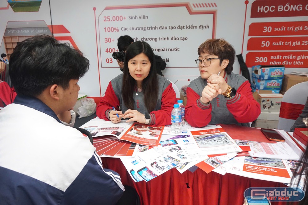 Ban Tư vấn tuyển sinh của Học viện Công nghệ Bưu chính Viễn thông tư vấn hướng nghiệp cho học sinh tại sự kiện. gdvn hvbcvt.jpg