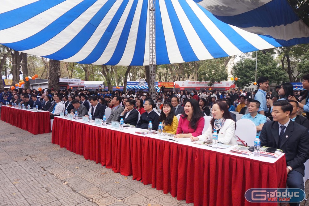 Sự kiện có sự tham gia của chuyên gia giáo dục, lãnh đạo trường đại học và đông đảo phụ huynh, học sinh. gdvn-khong gian.jpg