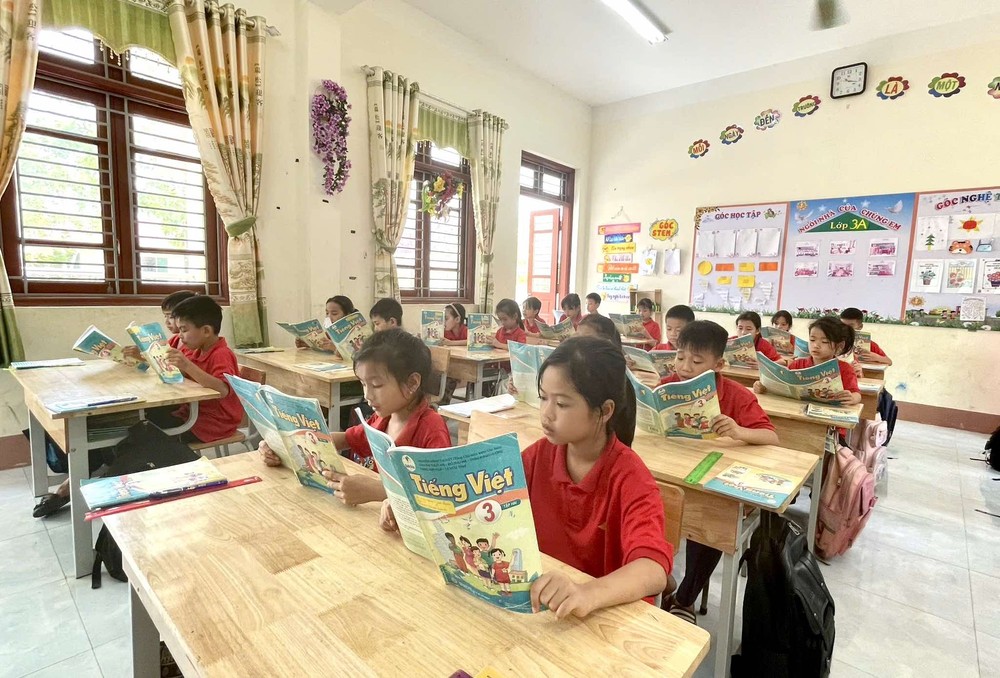 Học sinh lớp 3 của Trường Tiểu học Lam Vỹ (tỉnh Thái Nguyên) trong một giờ học tiếng Việt. Ảnh: NTCC hoc sinh + sgk canh dieu.jpg