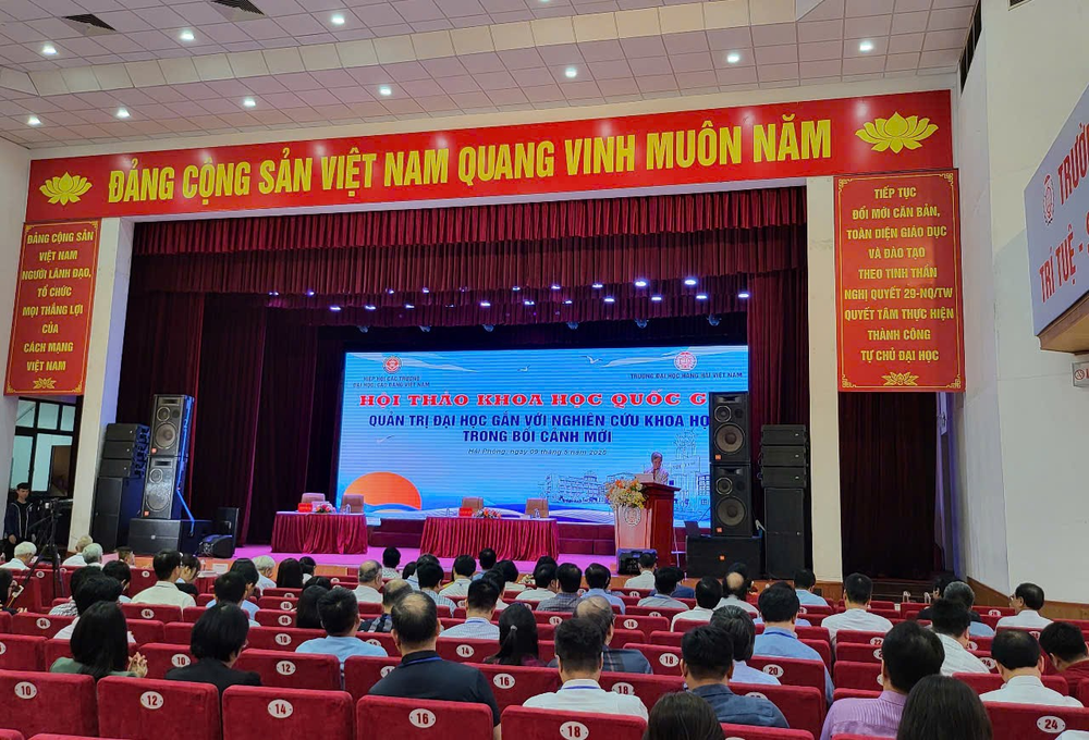 Hội thảo có sự tham gia của đông đảo các chuyên gia, lãnh đạo các cơ sở giáo dục đại học trên cả nước. toan canh.png