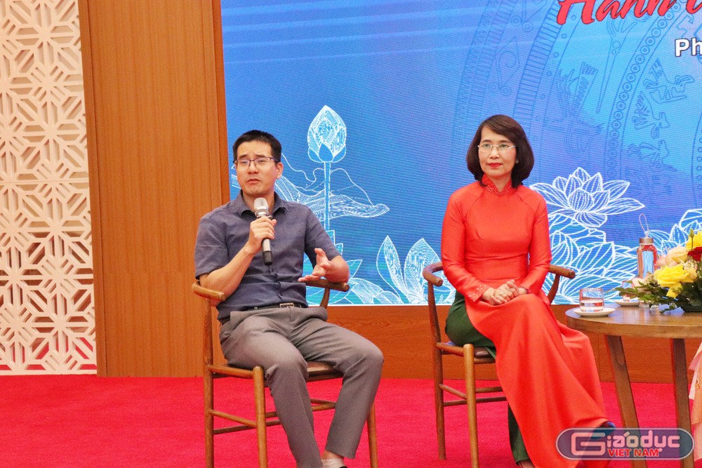 Diễn giả Nguyễn Quốc Vương (ngoài cùng bên trái) đang phát biểu. Ảnh: Hồng Linh gdvn_giao lưu 2.JPG