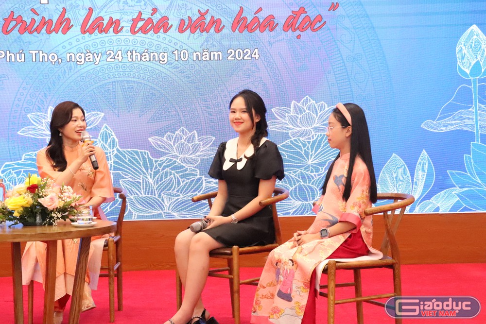 Em Bạch Hải Hạnh - Đại sứ Văn hóa đọc tiêu biểu năm 2021 (ở giữa) và em Nguyễn Thanh Mai - Đại sứ Văn hóa đọc tiêu biểu năm 2022 (ngoài cùng bên phải). Ảnh: Hồng Linh. gdvn_giao lưu 3.JPG