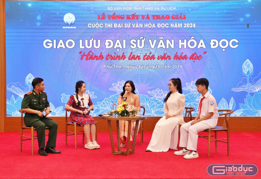 4 Đại sứ Văn hóa đọc tiêu biểu năm 2024 trong buổi giao lưu. Ảnh: Hồng Linh. gdvn_giao lưu 4.JPG