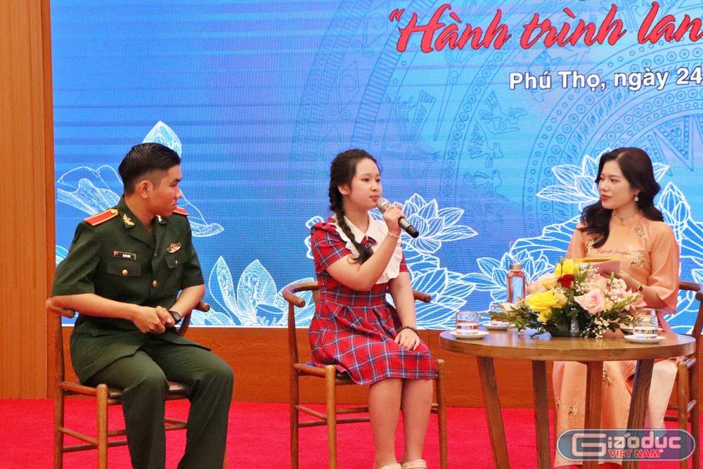 Em Lê Bảo Toàn (ngoài cùng bên trái) và em Đặng Gia Hân (ở giữa). Ảnh: Hồng Linh. gdvn_giao lưu 5.JPG