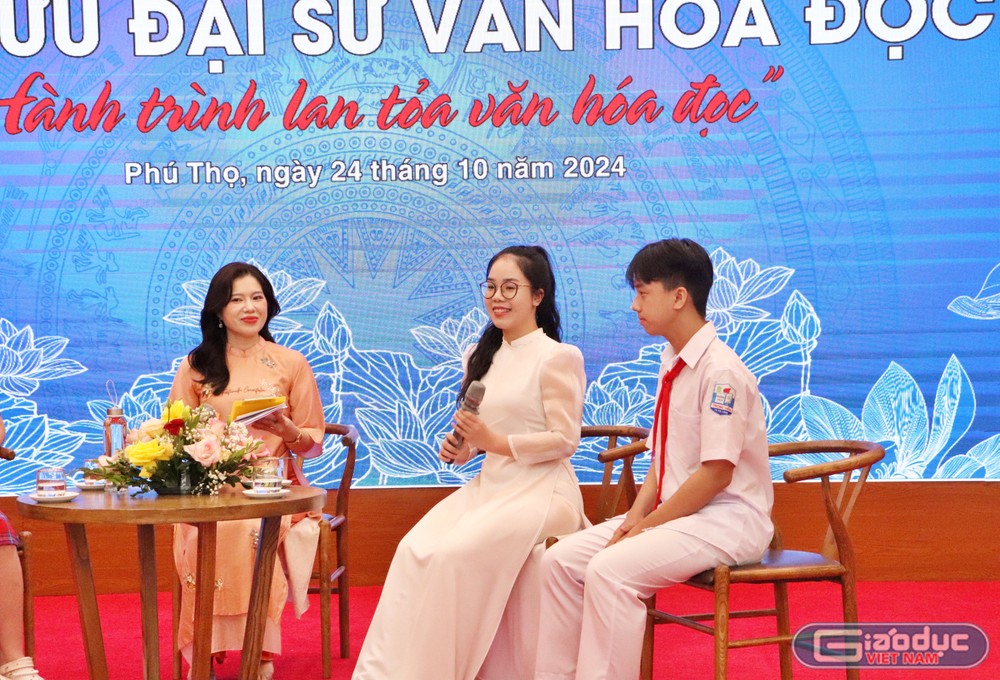 Em Nguyễn Hải Âu (ở giữa) và em Phạm Trung Khải (ngoài cùng bên phải). Ảnh: Hồng Linh. gdvn_giao lưu 6.JPG