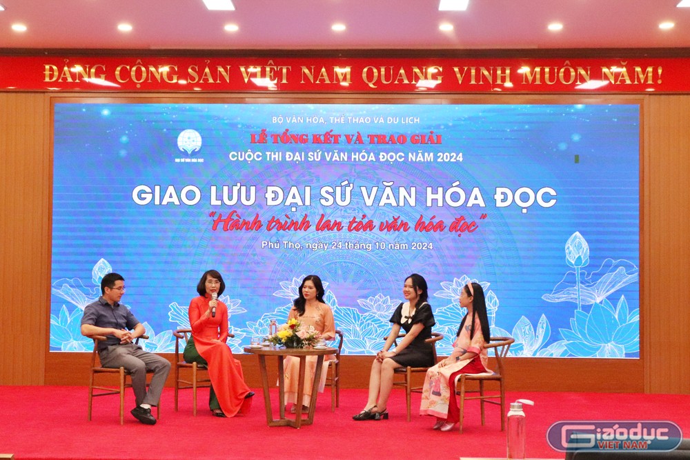 Bà Kiều Thúy Nga - Vụ trưởng Vụ Thư viện, Trưởng ban tổ chức cuộc thi Đại sứ Văn hóa đọc năm 2024 (đang phát biểu). Ảnh: Hồng Linh. gdvn_giao lưu văn hóa đọc.JPG