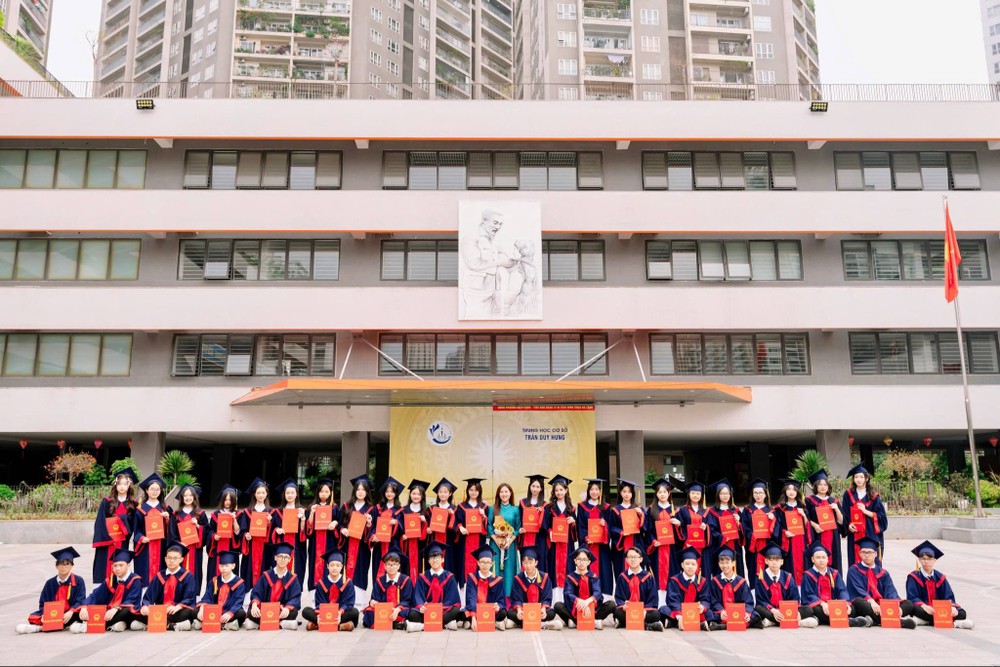 Thạc sĩ Phùng Thanh Quỳnh (áo dài xanh) - Giáo viên môn Ngữ văn, Trường Trung học cơ sở Trần Duy Hưng, Hà Nội. Ảnh: NVCC. ab2ff395-1469-4f52-b1fd-3b4cb8fcdadf.jpg