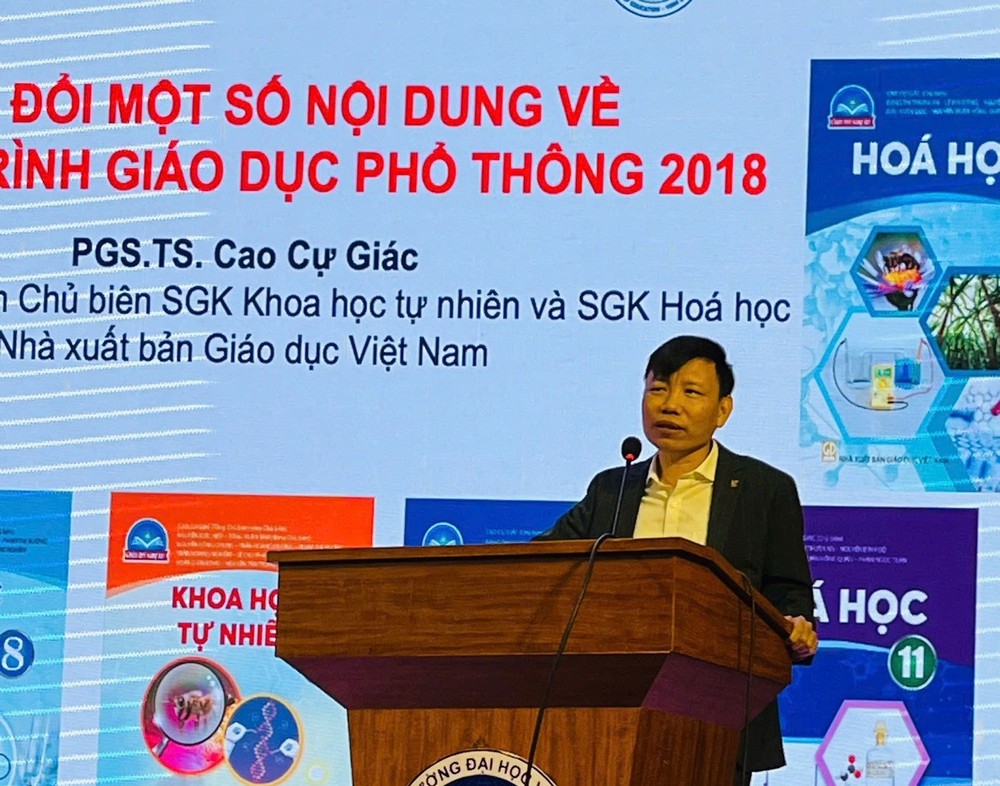 Phó Giáo sư, Tiến sĩ, Nhà giáo ưu tú Cao Cự Giác - Phó Trưởng khoa, Khoa Hóa học, Trường Đại học Vinh, Tổng Chủ biên kiêm Chủ biên sách giáo khoa Khoa học tự nhiên (lớp 6,7,8,9) và sách giáo khoa Hoá học (lớp 10,11,12) thuộc bộ sách Chân trời sáng tạo của Nhà xuất bản Giáo dục Việt Nam. Ảnh: NVCC. thay-giac-2.jpg