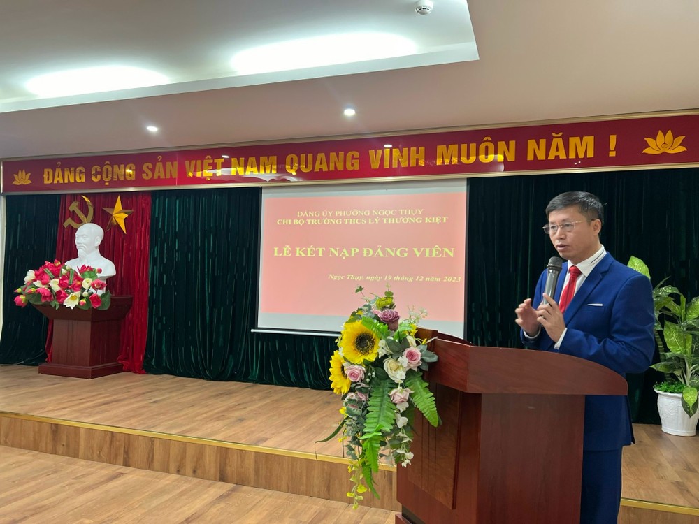Thầy Nguyễn Phú Cường - Hiệu trưởng Trường Trung học cơ sở Lý Thường Kiệt (Long Biên, Hà Nội). Ảnh: NVCC. thay-cuong-2.jpg