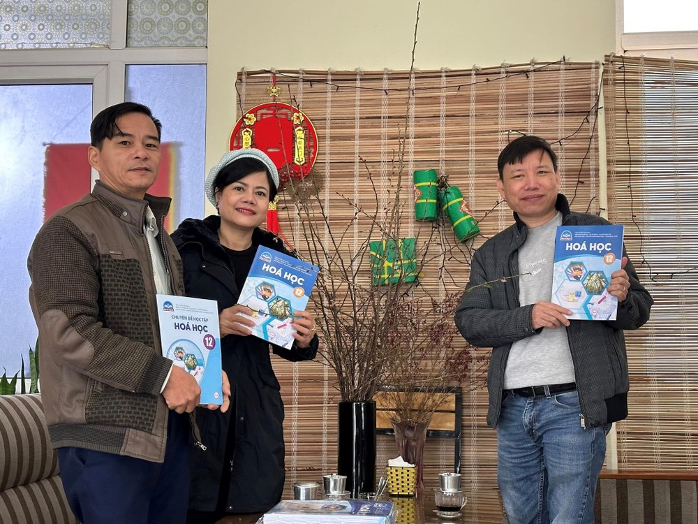 Niềm vui của của thầy Giác (bên phải) và cộng sự khi được phê duyệt sách. Ảnh: NVCC anh-1.jpg