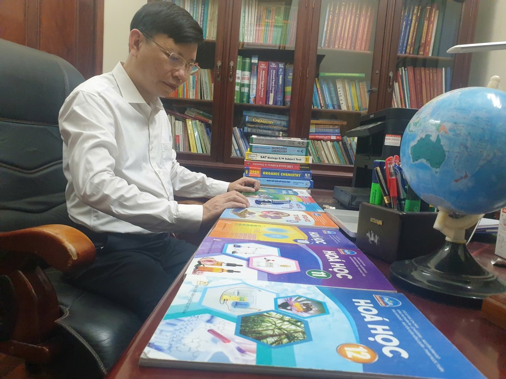 Phó Giáo sư, Tiến sĩ, Nhà giáo ưu tú Cao Cự Giác - Tổng Chủ biên kiêm Chủ biên sách giáo khoa Khoa học tự nhiên (lớp 6, 7, 8 ,9 ) và sách giáo khoa Hóa học (lớp 10, 11, 12), bộ sách Chân trời sáng tạo của Nhà xuất bản Giáo dục Việt Nam. Ảnh: NVCC. ff462f1890f223ac7ae3.jpg