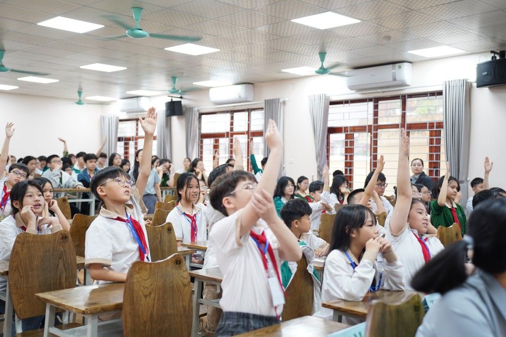Học sinh Trường Tiểu học, Trung học cơ sở và Trung học phổ thông Văn Lang (Thành phố Hạ Long, tỉnh Quảng Ninh) trong một buổi học ngoại khóa về tiếng Anh. Ảnh: website nhà trường. h0c-sinh-van-lang-2.jpg