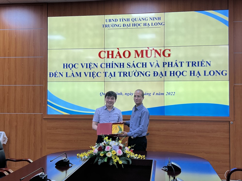 Tiến sĩ Đặng Hoàng Thông - Chủ tịch Hội đồng trường Trường Đại học Hạ Long (bên phải). Ảnh: website trường. Tiến sĩ Đặng Hoàng Thông - Chủ tịch Hội đồng trường Trường Đại học Hạ Long (bên phải). Ảnh: website trường.
