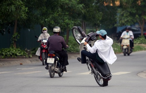 Thót tim với cảnh bốc đầu xe của dân chơi Hà Thành - Giáo dục Việt Nam