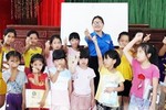 Cô giáo Hà mở lớp tiếng Anh dạy miễn phí cho trẻ dịp hè