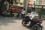 Học sinh trung học ở Thủ đô thản nhiên đi xe máy đến trường