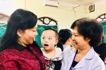 Bộ trưởng Y tế thăm, tặng quà các cháu thiếu nhi mồ côi, khuyết tật