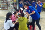 Thầy giáo cùng học sinh đội nắng phát cơm cho thí sinh đi thi quốc gia