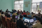 Giáo viên nỗ lực dạy ôn tập trực tuyến cho học sinh mùa dịch Corona