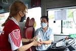 Đại học Quốc tế Hồng Bàng tặng 1.000 chai rửa tay sát khuẩn cho tài xế xe buýt
