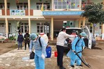 Đồng Văn phân công giáo viên trực cổng trường để phòng chống dịch