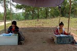 Hai nữ sinh nghèo ở Đakrông dựng lán giữa đồi, tìm sóng 4G học trực tuyến