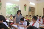 Cô giáo Huyền cho học sinh đi trải nghiệm thực tế để học tốt môn Lịch sử