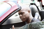 Balotelli lái xe Ferrari mui trần mới cáu cạnh về thăm bố mẹ