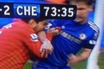 Suarez lại... cắn trộm đối thủ