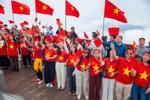 Du khách hào hứng và tự hào dự lễ thượng cờ trên đỉnh Fansipan dịp 30/4 - 1/5