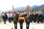 Lễ thượng cờ và gắn biển công trình Cột cờ A Pa Chải
