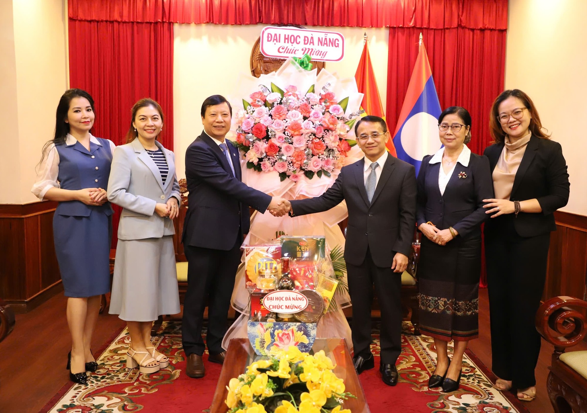Đại học Đà Nẵng thăm và chúc mừng Tổng Lãnh sự quán Lào tại Đà Nẵng nhân kỷ niệm 49 năm Quốc khánh nước Cộng hòa dân chủ Nhân dân Lào (Tiến sĩ Đinh Thị Mỹ Hạnh đứng thứ 2, từ trái sang) Đại học Đà Nẵng thăm và chúc mừng Tổng Lãnh sự quán Lào tại Đà Nẵng nhân kỷ niệm 49 năm Quốc khánh nước CHDCND Lào.jpg