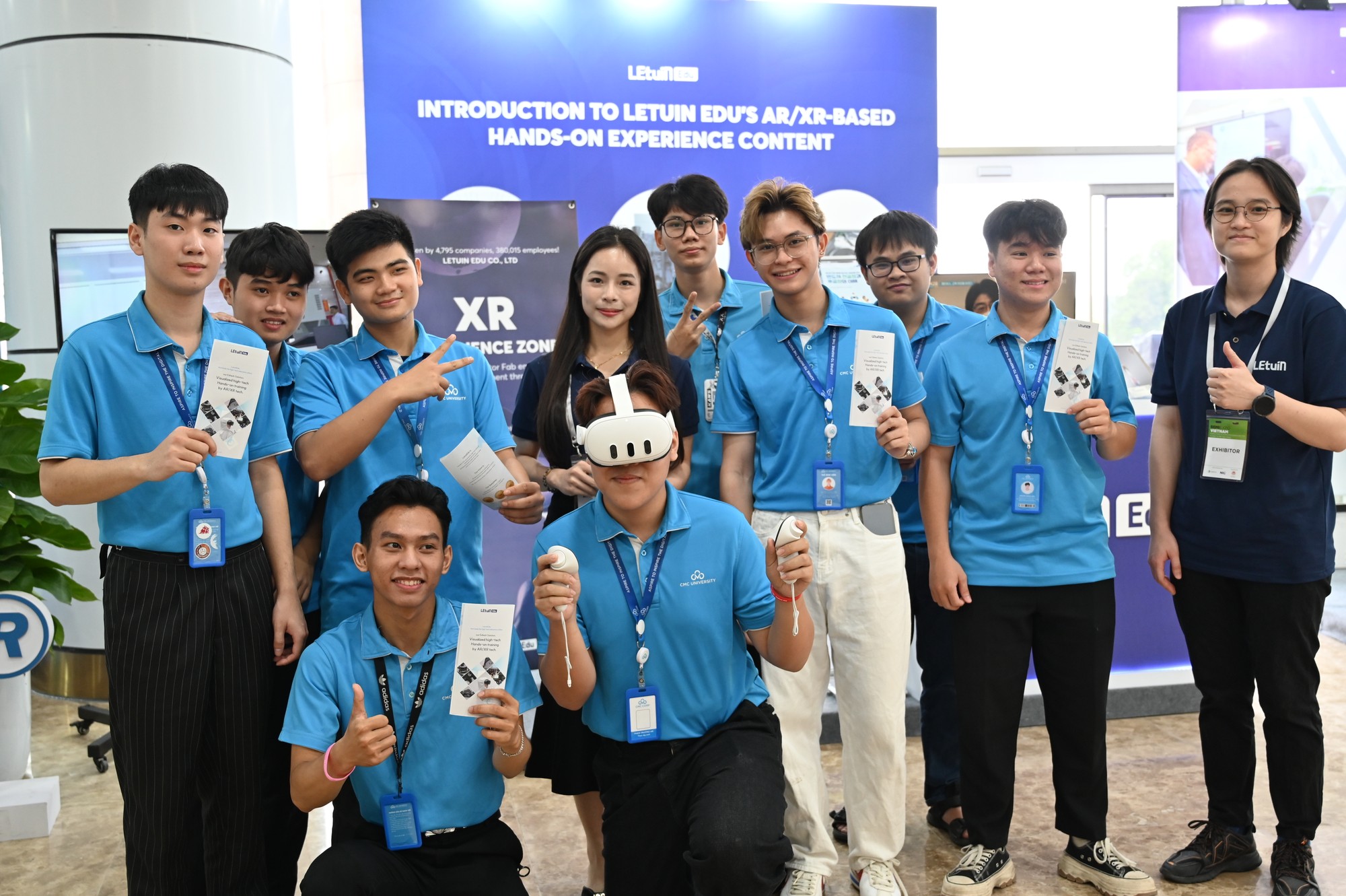 Sinh viên tham gia tổ chức sự kiện Ngày hội Đổi mới sáng tạo Việt Nam do NIC tổ chức Sinh viên tham gia tổ chức sự kiện Ngày hội Đổi mới sáng tạo Việt Nam do NIC tổ chức.JPG