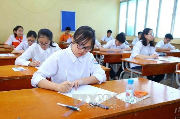 Giáo viên tăng tốc giúp học sinh làm bài thi để hoàn thành chỉ tiêu ảnh 3