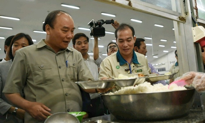 Thủ tướng dành hàng giờ đồng hồ trò chuyện, dùng cơm với công nhân