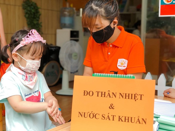 Học sinh mầm non, tiểu học Hà Nội hân hoan trở lại trường sau kỳ nghỉ dài