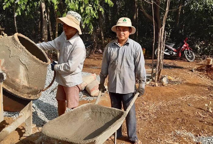 Thầy Lê Hà Trung làm phụ hồ trong mùa dịch Covid-19