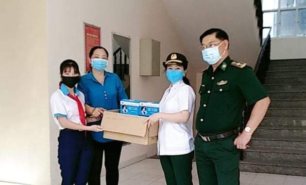 Học sinh trường Võ Trường Toản tặng 500 khẩu trang y tế cho bộ đội biên phòng