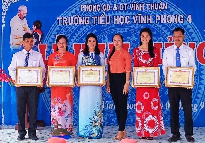 Những điều đã đánh mất của Hiệu trưởng “đóng kịch” nhận danh hiệu thi đua ảnh 2