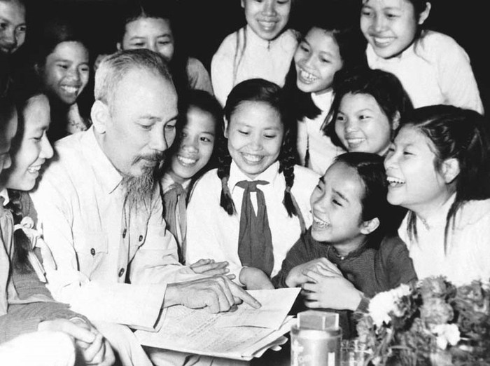 https://img.giaoduc.net.vn/w700/Uploaded/2020/vowkjqkp/2018_12_02/tu_tuong_giao_duc_ho_chi_minh.jpg