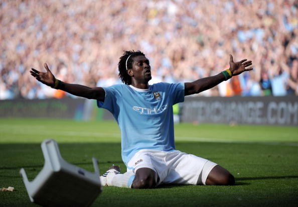 Adebayor ăn mừng khi ghi bàn vào lưới Arsenal khi thi đấu cho Man City.